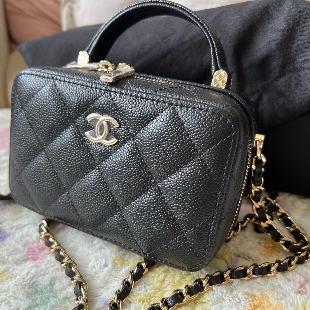 Sold🙂Chanel 22P vanity case box bag mini size with mirror black caviar NWB